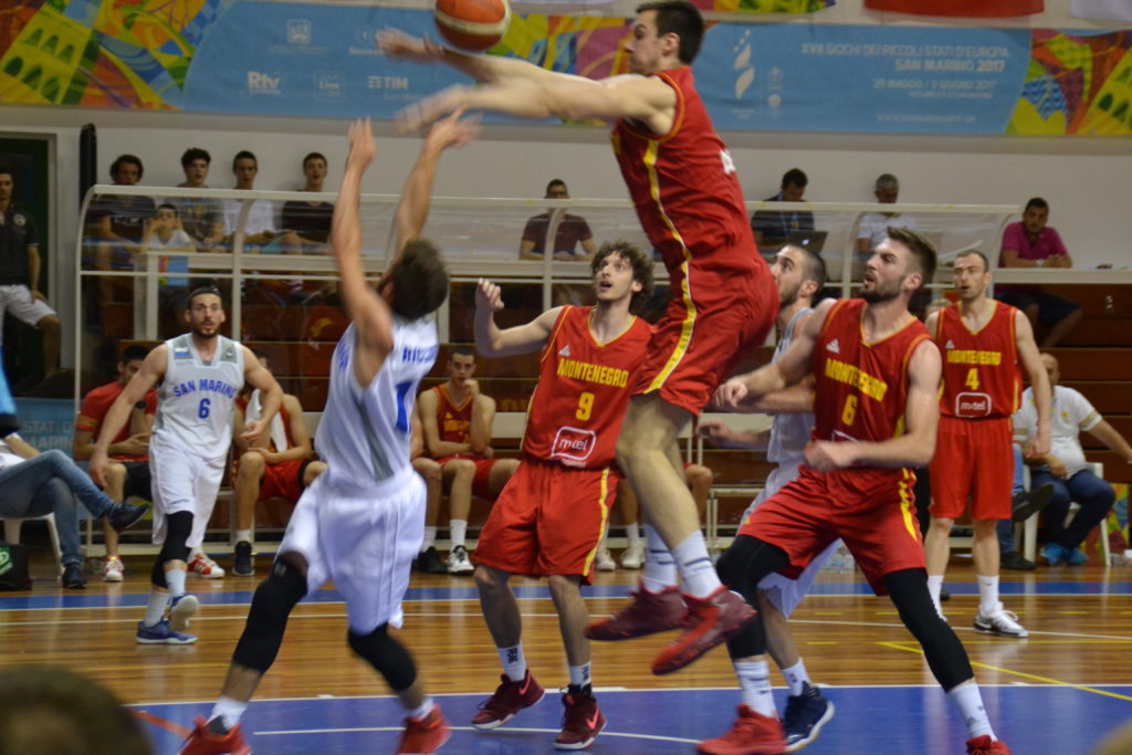 Sfida tra le nazionali di San Marino e Montenegro di basket nel 2017 (foto Daniele Dei